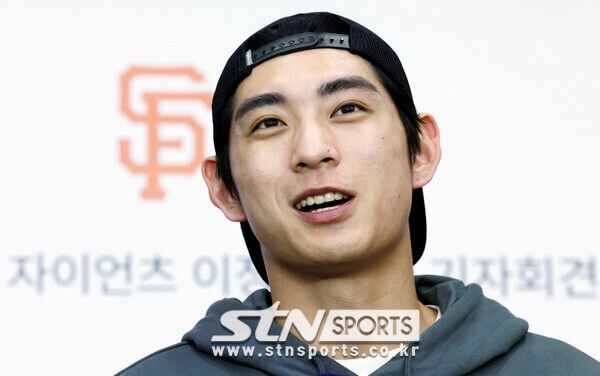메이저리그 샌프란시스코 자이언츠에 입단한 이정후가 19일 인천국제공항을 통해 귀국 후 취재진 질문에 답변하고 있다. 사진┃뉴시스