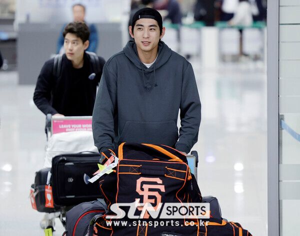 메이저리그 샌프란시스코 자이언츠에 입단한 이정후가 19일 인천국제공항을 통해 귀국하고 있다. 사진┃뉴시스