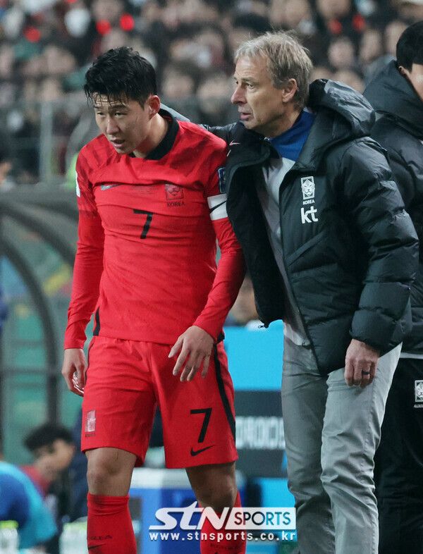 16일 서울월드컵경기장에서 열린 2026 피파 북중미 월드컵 아시아 지역 2차 예선 대한민국 대 싱가포르 경기, 대한민국 위르겐 클린스만 감독이 손흥민과 대화하고 있다. 사진┃뉴시스