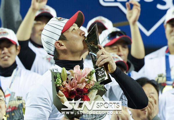 13일 서울 송파구 잠실야구장에서 열린 '2023 신한은행 쏠 KBO 한국시리즈(KS)' 5차전 kt 위즈와 LG 트윈스의 경기. 6대2로 LG 트윈스의 승리. 통합스코어 4대1로 한국시리즈 우승을 차지한 LG 트윈스 선수들이 시상식에서 한국시리즈 MVP를 차지한 오지환이 트로피에 키스를 하고 있다. 사진┃뉴시스