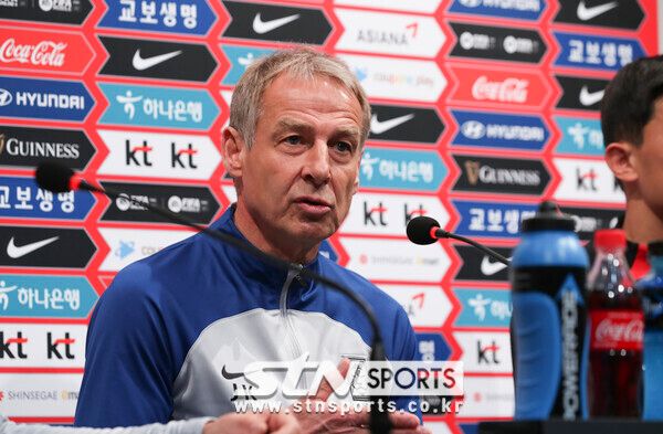 위르겐 클린스만 한국 축구국가대표팀 감독이 27일 오후 경기 파주시 축구 국가대표 트레이닝센터(NFC)에서 열린 기자회견에서 질문에 답하고 있다. 축구 국가대표팀은 28일 우루과이와의 평가전을 앞두고 있다. 사진┃뉴시스