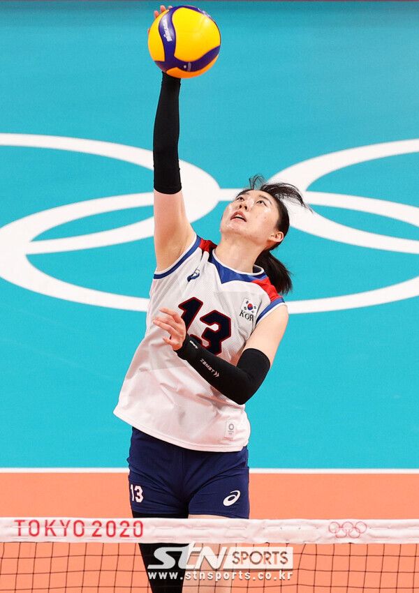 지난 2021년 6일 오후 일본 도쿄 아리아케 아레나에서 열린 도쿄올림픽 여자배구 4강전 대한민국과 브라질의 경기, 박정아가 공격하고 있다. 사진┃뉴시스