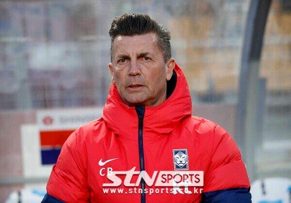 한국 여자국가대표팀 콜린 벨 감독. 사진┃뉴시스
