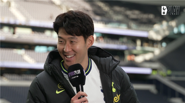 흥민존에 대한 이야기를 하며 웃음꽃을 피우는 손흥민. 사진┃토트넘 공식 SNS