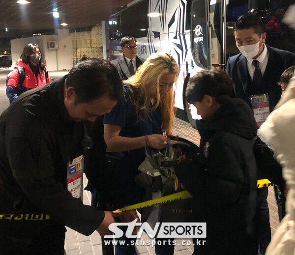 소년 팬에게 사인을 해주는 대한민국 여자축구 대표팀 미드필더 조소현. 사진┃이형주 기자(용인)
