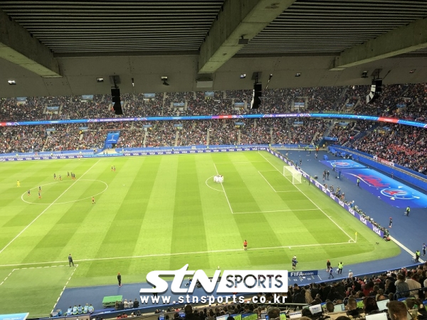 지난 2019 프랑스 여자월드컵에서 회의를 하는 우리 대표팀. 사진┃이형주 기자(프랑스 파리/파르크 데 프랭스)