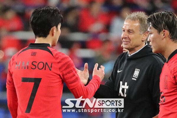 지난 24일 오후 울산 남구 문수축구경기장에서 열린 하나은행 초청 축구 국가대표 평가전 대한민국과 콜롬비아의 경기 종료 후 한국 클린스만 감독이 손흥민을 격려하고 있다. 사진┃뉴시스