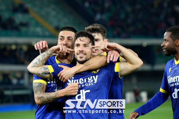 동료들과 기뻐하는 시모네 베르디. 사진┃뉴시스/AP