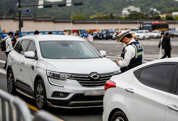 우회전 일시정지 위반 차량 단속 이틀째인 23일 오전 서울 시내 한 우회전 차로에서 경찰이 교통 단속을 하고 있다. 사진┃뉴시스