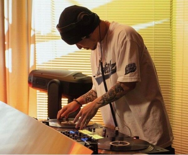 서울 강남의 한 클럽에서 폭력을 행사한 혐의를 받는 유명 힙합 레이블 'AOMG' 소속 래퍼 겸 DJ 어글리덕(32·선주경)이 검찰에 넘겨졌다. 사진┃AOMG