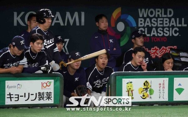 10일 일본 도쿄돔에서 열린 월드 베이스볼 클래식(WBC) 2023 B조 일본과 대한민국의 경기, 대표팀 선수들이 4:13으로 뒤지고 있는 상황, 덕아웃에서 심각한 표정으로 경기를 지켜보고 있다. 사진┃뉴시스