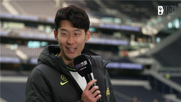 관련 이야기를 하며 웃는 손흥민. 사진┃토트넘 핫스퍼 공식 SNS