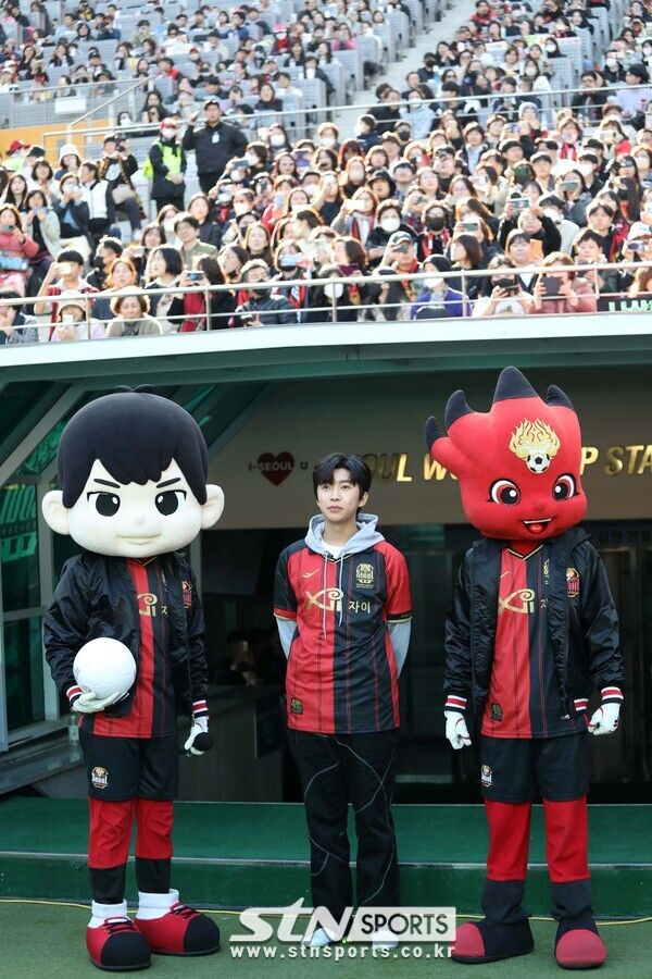 가수 임영웅이 8일 서울 마포구 서울월드컵경기장에서 열린 프로축구 K리그1 FC서울과 대구FC의 경기 시작 전 시축을 하기 위해 그라운드에 오르고 있다. 사진┃뉴시스