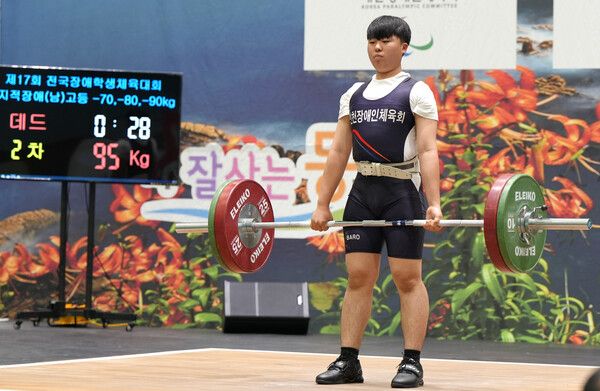 18일 울산 전하체육센터에서 열린 제17회 전국장애학생체육대회 역도 남고부 -80㎏급에서 3관왕을 차지한 백두환이 바벨을 힘차게 들어올리고 있다. 사진┃박진명 기자