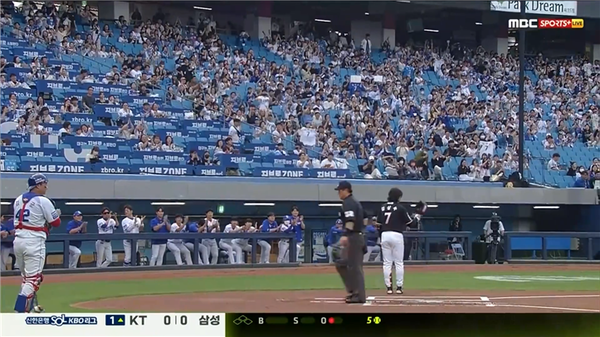 보자를 벗고 인사하는 김상수. 그런 그를 환대하는 삼성 라이온즈 팬들. 사진┃MBC 스포츠 플러스 중계화면 캡처