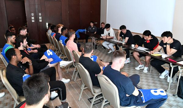 후보들과 면담을 갖는 감독들. 사진┃KOVO