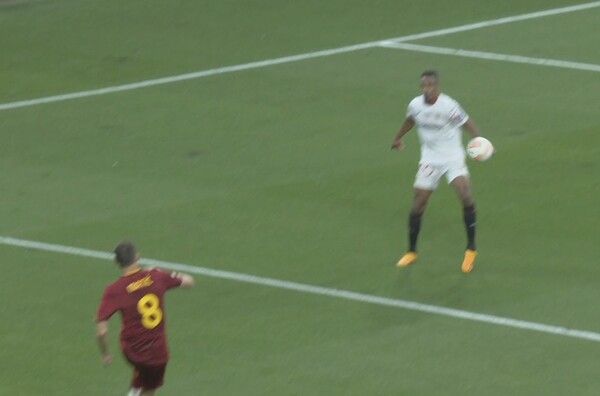 논란의 핸드볼 판정. 사진┃ESPN