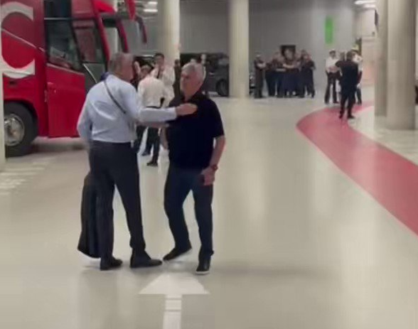 무리뉴 감독을 말리는 관계자. 사진┃이탈리아 언론 스포르트 이탈리아