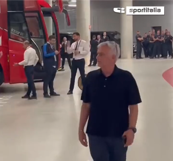 주차장에서 주심 앤서니 테일러에게 욕설을 퍼붓는 주제 무리뉴 감독. 사진┃이탈리아 언론 스포르트 이탈리아