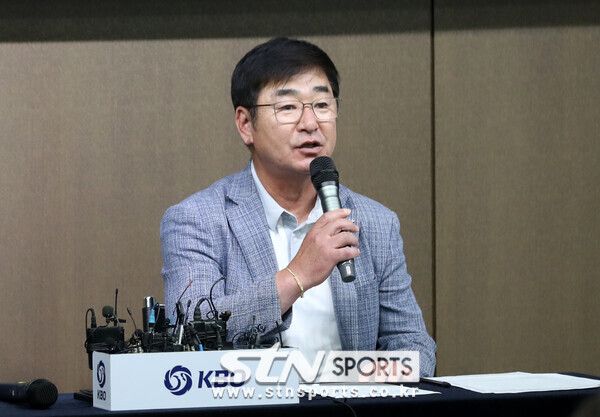 항저우 아시안게임 야구 대표팀 류중일 감독이 9일 서울 강남구 한국야구위원회(KBO)에서 대표팀 최종 엔트리를 발표하고 있다. 사진┃뉴시스