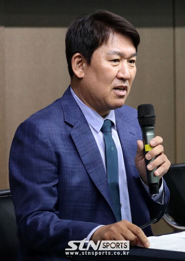 조계현 KBO 전력강화위원장이 9일 서울 강남구 한국야구위원회(KBO)에서 대표팀 최종 엔트리 발표를 앞두고 모두발언을 하고 있다. 사진┃뉴시스