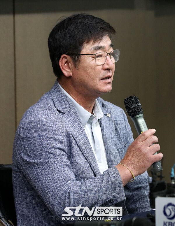 항저우 아시안게임 야구 대표팀 류중일 감독이 9일 서울 강남구 한국야구위원회(KBO)에서 대표팀 최종 엔트리를 발표하고 있다. 사진┃뉴시스