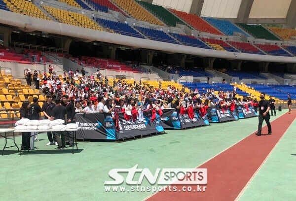 선수들을 무조건적으로 응원하는 팬들. 사진┃이형주 기자(부산)