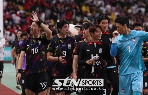 페루전 직후 팬들에게 감사함을 표하는 클린스만호 선수들. 사진┃뉴시스