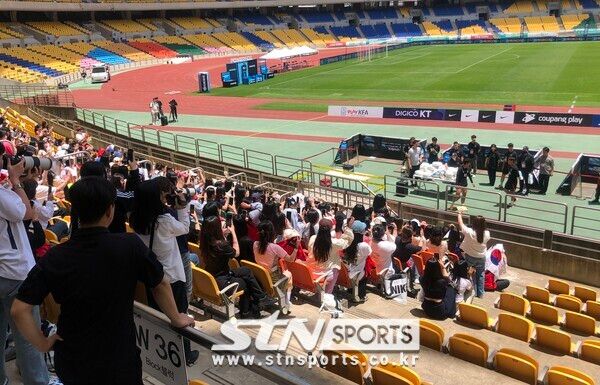 뜨거운 햇빛에도 고생을 감수하는 오픈 트레이닝장의 팬들. 사진┃이형주 기자(부산)