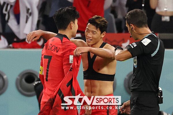 카타르 월드컵 조별리그 최종전에서 극적인 골을 합작한 뒤 포옹하는 두 선수. 사진┃뉴시스