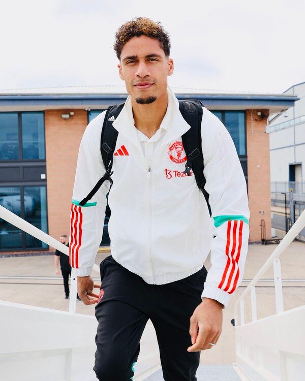 이동 중인 맨체스터 유나이티드 센터백 라파엘 바란. 사진┃맨체스터 유나이티드