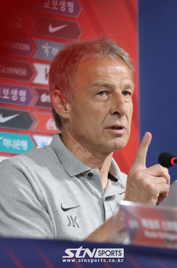 위르겐 클린스만 한국 축구대표팀 감독이 22일 오후 서울 종로구 대한축구협회 축구회관에서 열린 기자회견에서 질문에 답하고 있다. 사진┃뉴시스