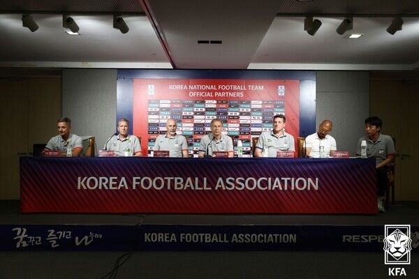 좌측부터 베르너 로이타드(독일) 피지컬 코치, 안드레아스 쾨프케(독일) GK 코치, 파올로 스트링가라(이탈리아) 코치, 위르겐 클린스만(독일) 감독, 안드레아스 헤어초크(오스트리아) 수석 코치, 김영민(캐나다) 코치, 양재모 통역관. 사진┃KFA