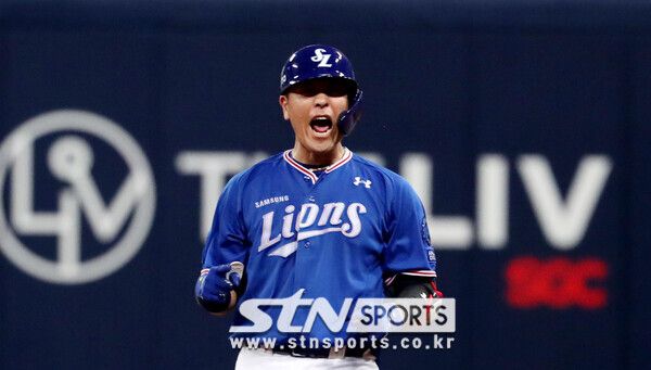 포효하는 강민호. 사진┃뉴시스