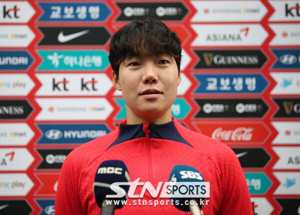 대한민국 여자축구 국가대표팀 이금민이 30일 오전 경기 파주 국가대표트레이팅센터(NFC)에서 훈련에 앞서 취재진의 질문에 답하고 있다. 사진┃뉴시스