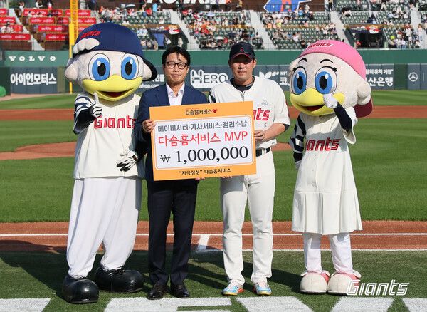 롯데자이언츠는 지난 3일(토) 열린 KIA와의 홈경기에 앞서 5월 한 달 동안 뛰어난 활약을 펼친 선수들을 선정해 시상을 진행했다. 월간 MVP에 선정된 안치홍. 사진┃롯데자이언츠