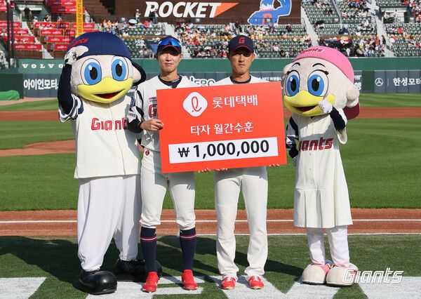 롯데자이언츠는 지난 3일(토) 열린 KIA와의 홈경기에 앞서 5월 한 달 동안 뛰어난 활약을 펼친 선수들을 선정해 시상을 진행했다. 월간 타자에 선정된 노진혁. 사진┃롯데자이언츠