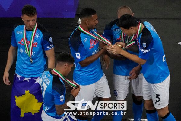 우승으로 시즌을 마무리한 김민재(사진 우측). 사진┃뉴시스/AP