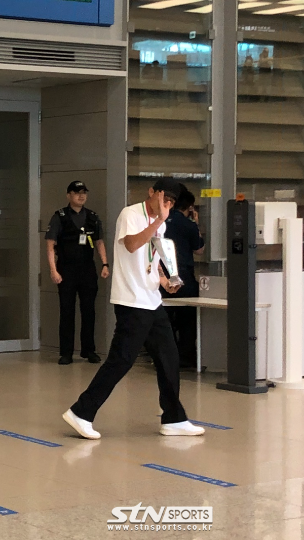 세리에 A 최우수상 트로피를 들고 귀환한 김민재. 사진┃이형주 기자(인천국제공항)