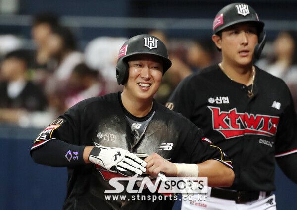 KT 위즈 내야수 이호연(사진 좌측). 사진┃뉴시스