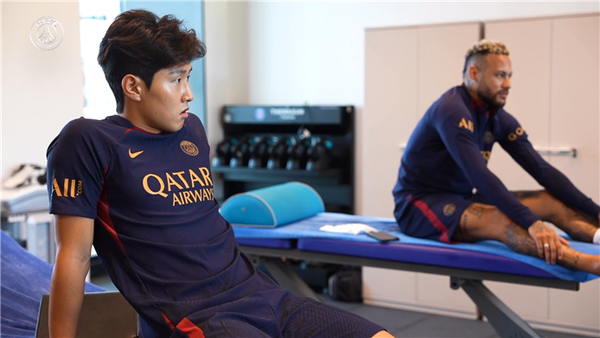 한 앵글에 담긴 이강인(좌측)과 네이마르 다 시우바(우측). 사진┃파리 생제르맹 FC