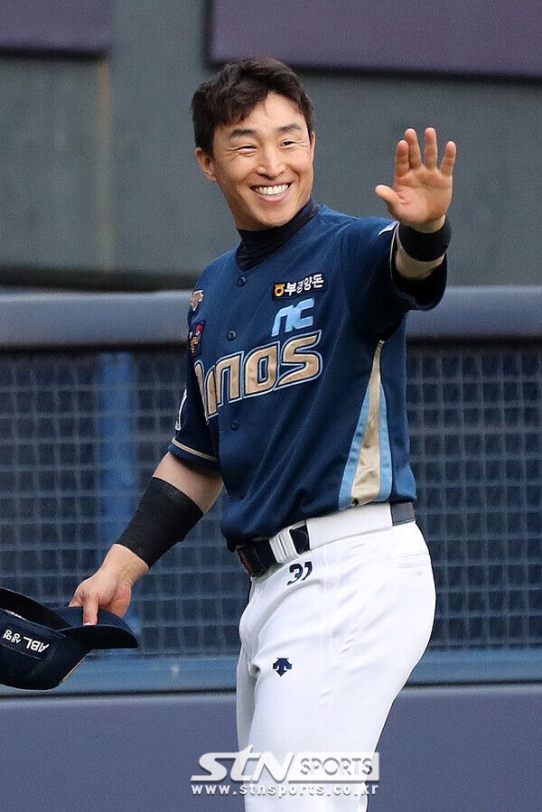 14시즌 연속 100안타의 주인공이 된 손아섭. 사진┃뉴시스