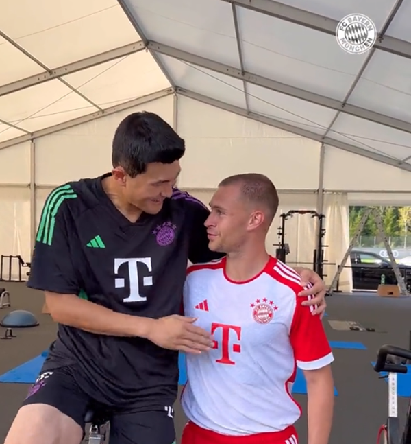 김민재와 인사를 나누는 요주아 키미히. 사진┃FC 바이에른 뮌헨 공식 SNS