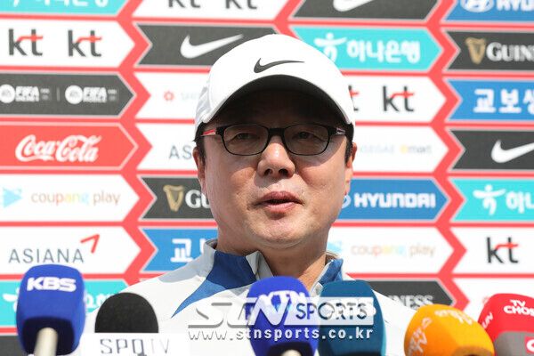 황선홍 감독. 사진┃뉴시스