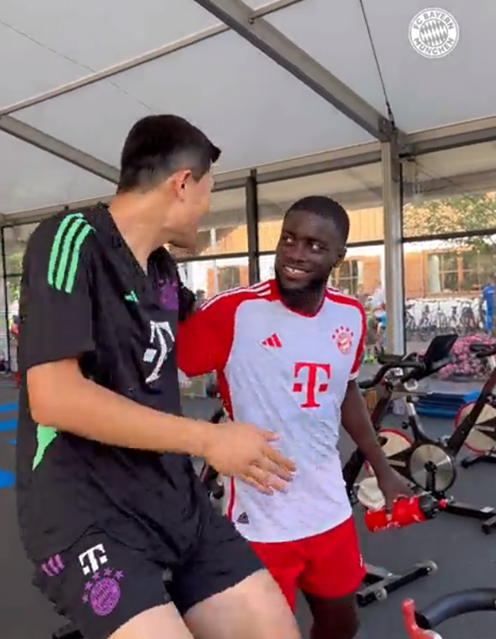 김민재에게 먼저 인사하는 FC 바이에른 뮌헨 공식 SNS 다요 우파메카노. 사진┃FC 바이에른 뮌헨 공식 SNS