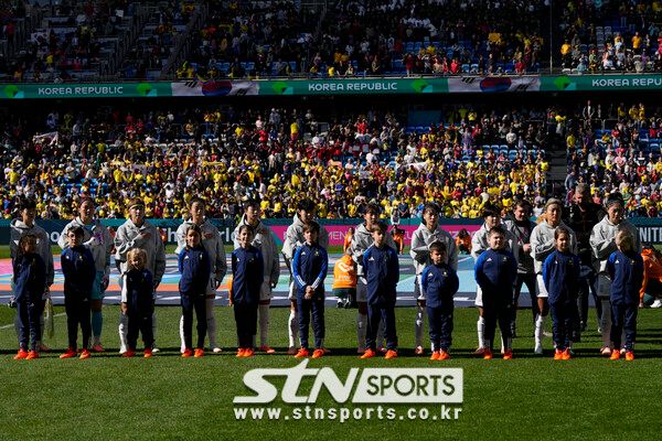 대한민국 여자축구 대표팀이 25일(현지시각) 호주 시드니의 시드니 축구경기장에서 열린 2023 국제축구연맹(FIFA) 여자월드컵 조별리그 H조 1차전 콜롬비아와의 경기 시작 전 국민의례를 하고 있다. 사진┃뉴시스