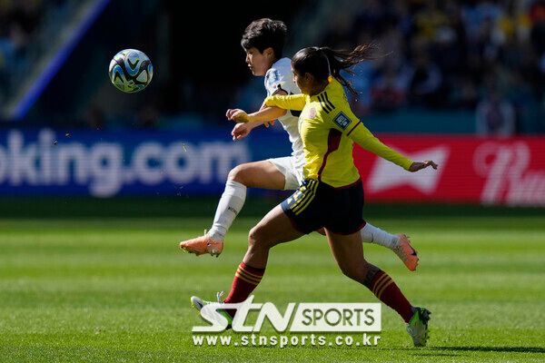 지소연(뒤)이 25일(현지시각) 호주 시드니의 시드니 축구경기장에서 열린 2023 국제축구연맹(FIFA) 여자월드컵 조별리그 H조 1차전 콜롬비아와의 경기 중 공을 몰고 있다. 사진┃뉴시스