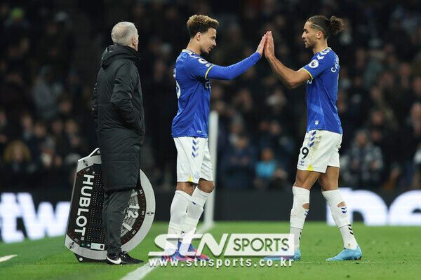 에버튼 FC 미드필더 델레 알리(사진 좌측). 사진┃뉴시스/AP