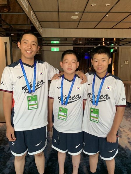 한국은 29일 대만 타이난에서 열린 제7회 세계야구선수권대회(12세 이하)' 예선 라운드 1차전 파나마에 11대3으로 승리했다. 좌측부터 이의정, 양상명, 윤태웅. 사진┃대한야구소프트볼협회