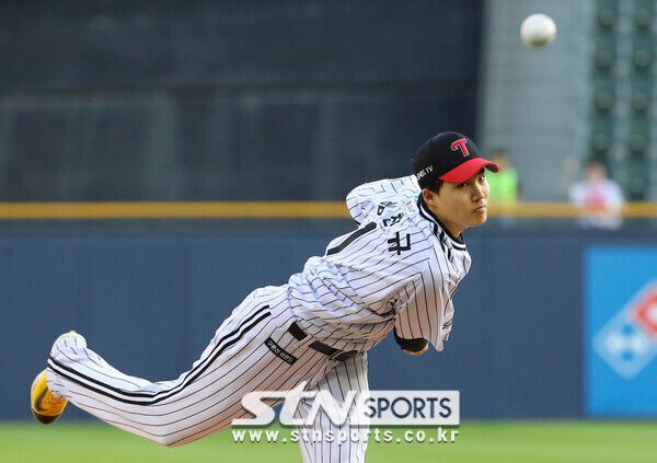 바깥쪽으로 휘어나가는 임찬규의 전매특허 체인지업이 위력을 발휘하고 있다. 사진┃뉴시스